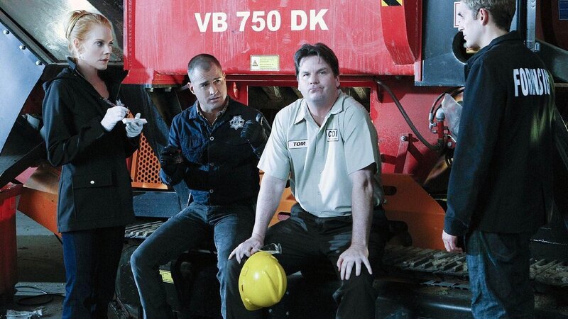 Ein Toter wurde in einem Schredderunternehmen gefunden. Die CSIler Catherine (Marg Helgenberger), Nick (George Eads, 2.v.li.) und Greg (Eric Szmanda, re.) sprechen mit dem Manager (Matt Mulhern), der sich nicht erklären kann, wie der Körper in die Maschine geraten sein kann. – Bild: RTL /​ CBS