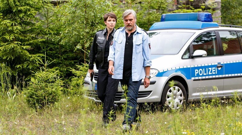 Simone Schmidt (Julia Koschitz) ist skrupellos, pragmatisch und unberechenbar. Nach vier Jahren Gefängnis will sie sich an Frank Koops (Aljoscha Stadelmann) rächen. – Bild: ARD Degeto/​Kai Schulz