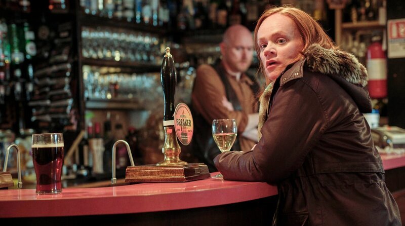 Joanne (Natalie Gavin) wartet im Pub. – Bild: ARD Degeto Film/​SISTER & All3Media International/​Matt Squire