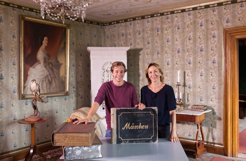 Checker Tobi mit Märchen-Expertin Uta Hauck-Thum. – Bild: BR/​megaherz gmbh/​Hans-Florian Hopfner