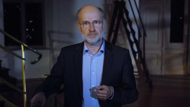 Prof. Harald Lesch blickt zurück auf 13,8 Milliarden Jahre kosmischer Geschichte. Das historische Gebäude des Großen Refraktors auf dem Potsdamer Telegrafenberg bietet den passenden Rahmen. – Bild: ZDF/​Thomas Gutberlit