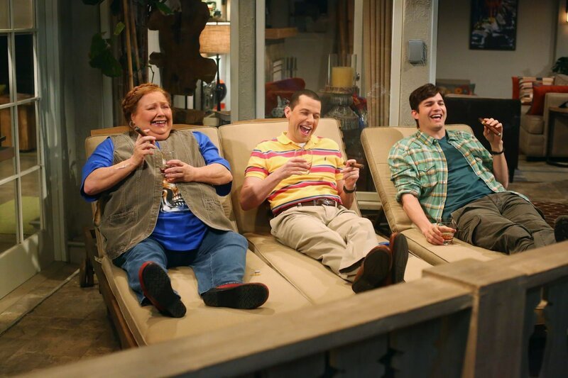 Charlie ist am Leben und möchte Rache. Müssen Alan (Jon Cryer, M.), Walden (Ashton Kutcher, r.) und Berta (Conchata Ferrell, l.) nun um ihr Leben fürchten? – Bild: Warner Bros /​ Michael Ansell /​ CBS Entertainment