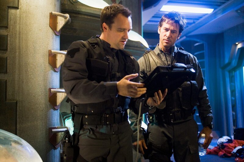 Lt. Colonel John Sheppard (Joe Flanigan, r), Dr. Rodney McKay (David Hewlett, l) – Bild: MGM