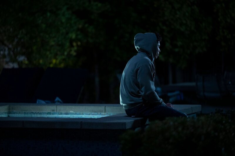 Eladio erreicht seine Therapeutin Brooke in der Nacht. – Bild: Home Box Office, Inc.