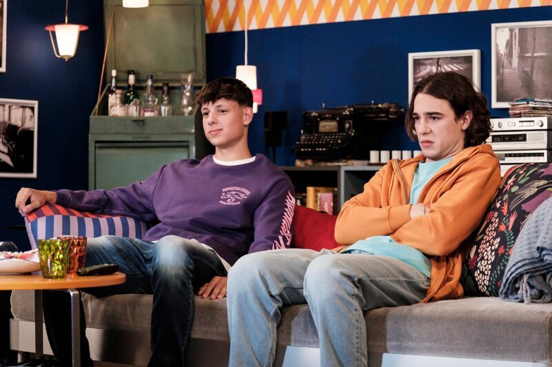 Till (Marinus Hohmann, rechts) muss mit Hacki (Timo Baran, KLD, links) einen Horrofilm schauen. – Bild: Lena Semmelroggen /​ BR