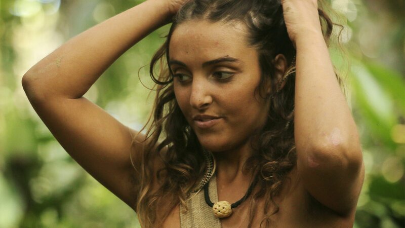 Makani bindet sich die Haare zusammen. – Bild: Warner Bros. Discovery