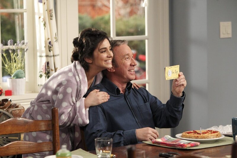 Zum Geburtstag bekommt Mike (Tim Allen, r.) nicht nur einen Kuchen von seiner Tochter Mandy (Molly Ephraim, l.) geschenkt, sondern auch ein mysteriöses Buch über die Geschichte ihres Wohnviertels … – Bild: American Broadcasting Companies