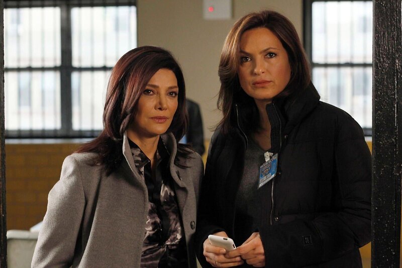 Nach den ersten Ermittlungen verdächtigt Olivia Benson (Mariska Hargitay, r.) die Drogenfahnderin Sunny Qadri (Shohreh Aghdashloo), ihre Kollegin vom Dach in den Tod gestoßen zu haben. – Bild: VOX/​NBC Universal