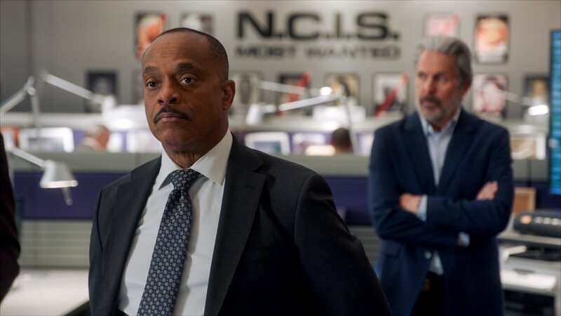l-r: Rocky Carroll als NCIS Director Leon Vance, Gary Cole als FBI Special Agent Alden Parker. – Bild: CBS Broadcasting, Inc.