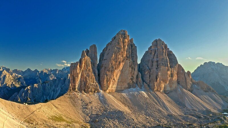 Eine besondere Felsformation der Dolomiten sind die Drei Zinnen, hier befinden sich einige der schwersten Kletterrouten der Alpen. – Bild: ZDF Eine besondere Felsformation der Dolomiten sind die Drei Zinnen, hier befinden sich einige der schwersten Kletterrouten der Alpen. – Bild: ZDF