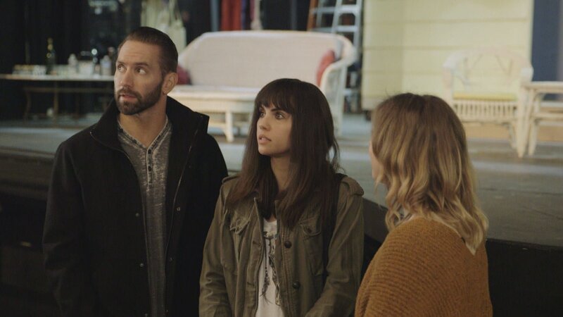 L-R: Nick Groff, Elizabeth Saint and theater employee Ashley. – Bild: Warner Bros. Discovery