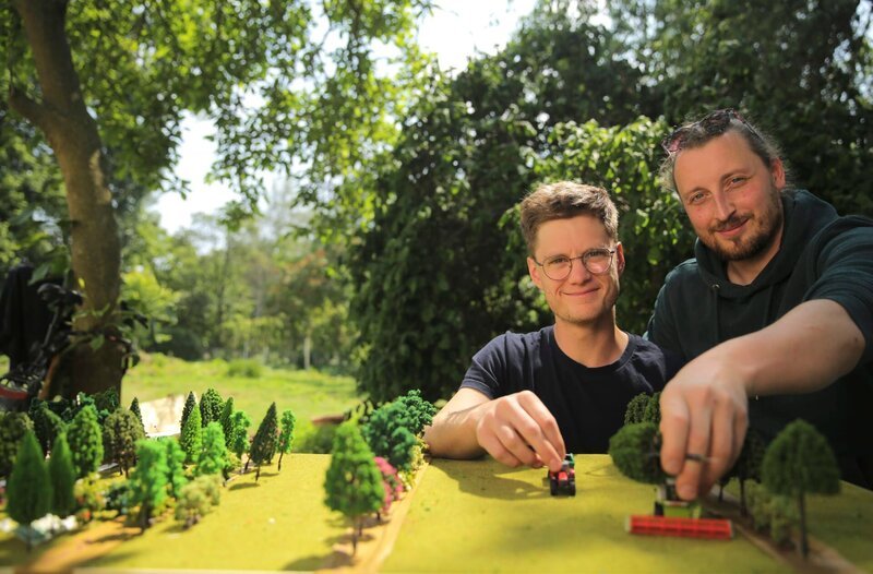 Die Freunde Julius Nennewitz und Christoph Meixner wollen den Klimawandel und das Artensterben aktiv bekämpfen. – Bild: HR