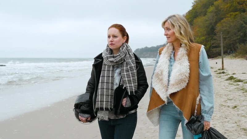 Chrissy Bruhns und Nele Albertsen. – Bild: SAT.1