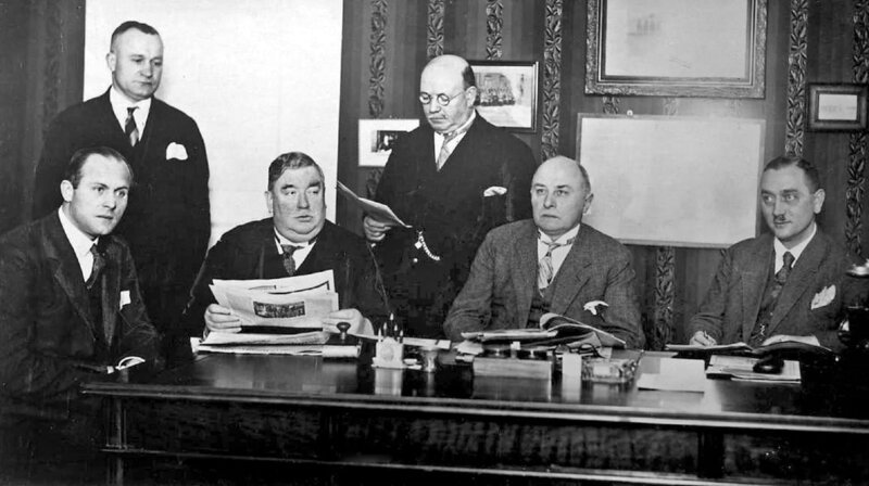 An Originalschauplätzen in Berlin und Düsseldorf erzählen Gabi Schlag und Benno Wenz die spannende Geschichte Ernst Gennats, des kriminalistischen Erneuerers und ersten Profilers der Welt. – Bild: phoenix/​rbb/​Polizeihistorische Sammlung Berlin