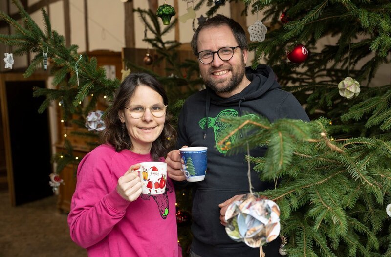 Anja Pötting (l.) und ihr Mann Marius leben auf dem Vauß-Hof im ostwestfälischen Scharmede zwischen Salzkotten und Paderborn. – Bild: WDR/​Melanie Grande