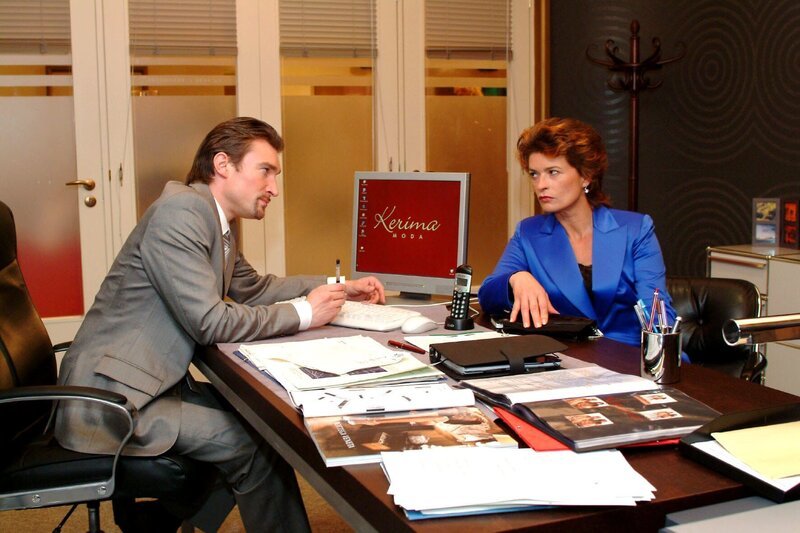 Sophie ringt Richard das Versprechen ab, ihr eine Aufgabe bei Kerima Moda zu verschaffen. – Bild: SAT.1 /​ Monika Schürle