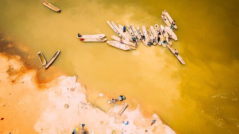 Der Sewa River in Sierra Leone zählt zu den sogenannten „Diamond Rivers“. Ein harter Arbeitsplatz: Täglich versuchen hier Diamantenwäscher, einen Rohdiamanten zu entdecken. – Bild: phoenix/​ZDF