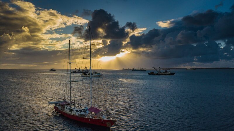 SV Infinity vor Anker bei Sonnenuntergang in Majuro – Bild: Discovery Communications, LLC