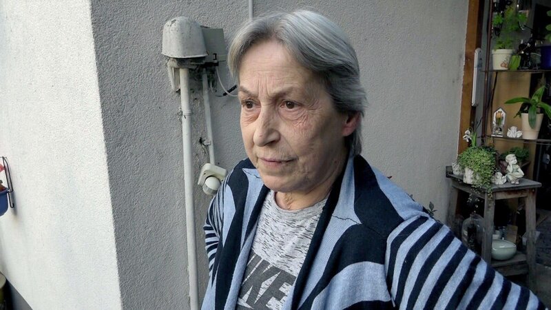 Große Not bei Dagmar (66): Seit fast einem Jahr wartet sie auf ihren Rentenbescheid – bisher vergebens. Über die Runden kommt die herzliche Baracklerin nur, wenn sie sich Geld leiht – doch das kann keine Dauerlösung sein. – Bild: RTLZWEI
