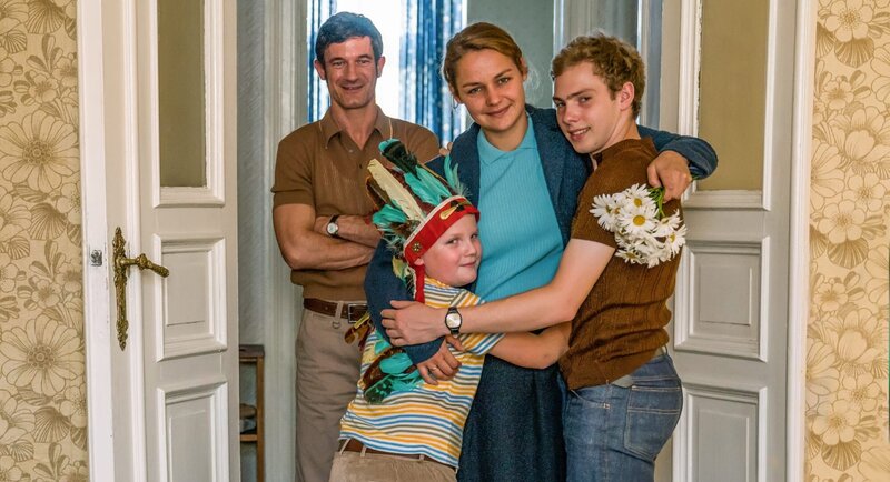 Der Junge muss an die frische Luft – Bild: UFA Fiction GmbH/​Warner Bros Entertainment GmbH /​Julia Terjung