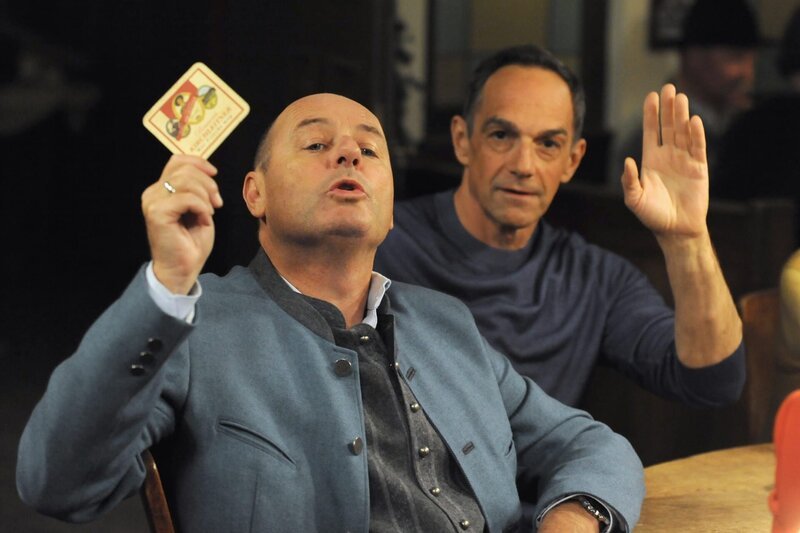 Hubert (Bernhard Ulrich, links) und Mike (Harry Blank, rechts) buhlen um die Jesusrolle. – Bild: Marco Orlando Pichler