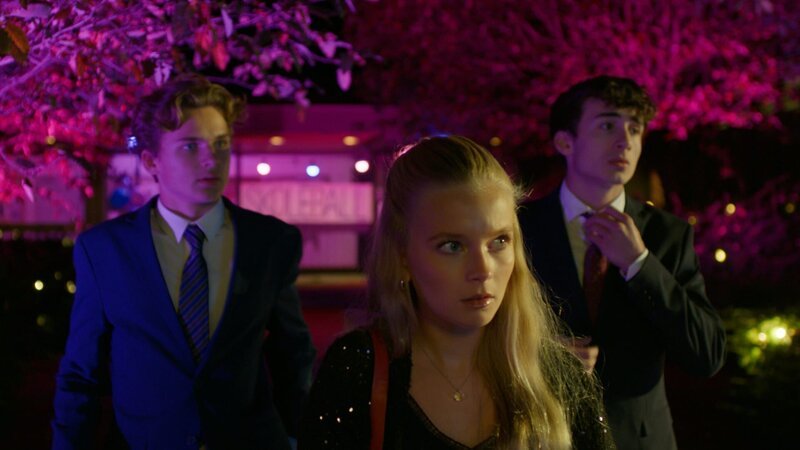 Für August, Jenny und Yasin beginnt der Schulball mit einer unangenehmen Begegnung. – Bild: WDR/​NRK/​Beta Film