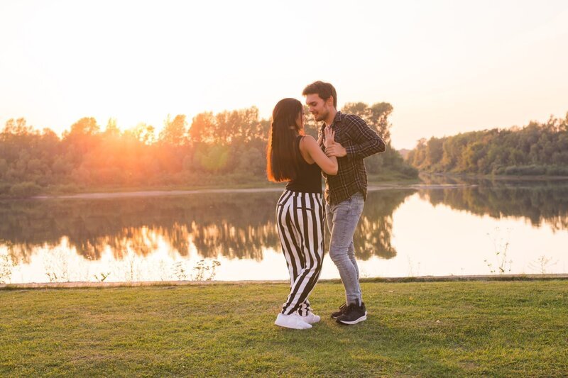 Romantic, social dance and people concept – young couple dancing a tango or bachata near the lake. – Bild: Satura