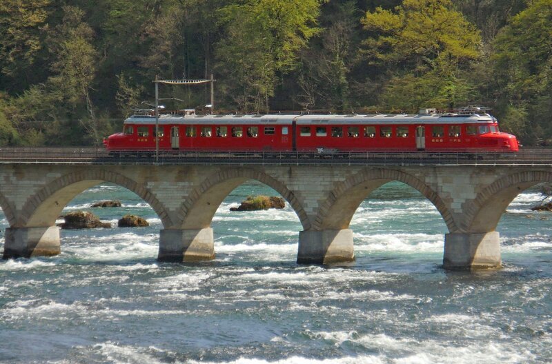 Der Churchill-Pfeil am Rheinfall in Schaffhausen auf einer seiner Stammcharterstrecken. – Bild: SWR/​Alexander Schweitzer