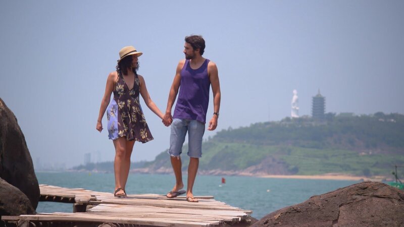 Die Freigeister Casie und Casey leben und arbeiten von überall auf der Welt. Nach ihrem letzten Stop in Spanien, ziehen sie nach Vietnam. Die Küstenstadt Da Nang reizt sie aufgrund Kultur, Kulisse und günstigen Lebenshaltungskosten. Die Lehrerin und die Schriftstellerin haben zwar den gleichen Namen, doch in punkto Wohnen sind sie verschieden: Casey möchte am Strand leben, Casie in der Innenstadt. – Bild: HGTV