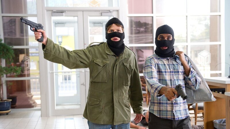 Die beiden Freunde Nick (Jesse Eisenberg, l.) und Chet (Aziz Ansari, r.) rauben zusammen eine Bank aus. Was jedoch weder die Leute in der Bank oder die Polizei wissen: Die beiden haben keine andere Wahl. – Bild: ZDF und Wilson Webb./Wilson Webb Die beiden Freunde Nick (Jesse Eisenberg, l.) und Chet (Aziz Ansari, r.) rauben zusammen eine Bank aus. Was jedoch weder die Leute in der Bank oder die Polizei wissen: Die beiden haben keine andere Wahl. – Bild: ZDF und Wilson Webb./Wilson Webb