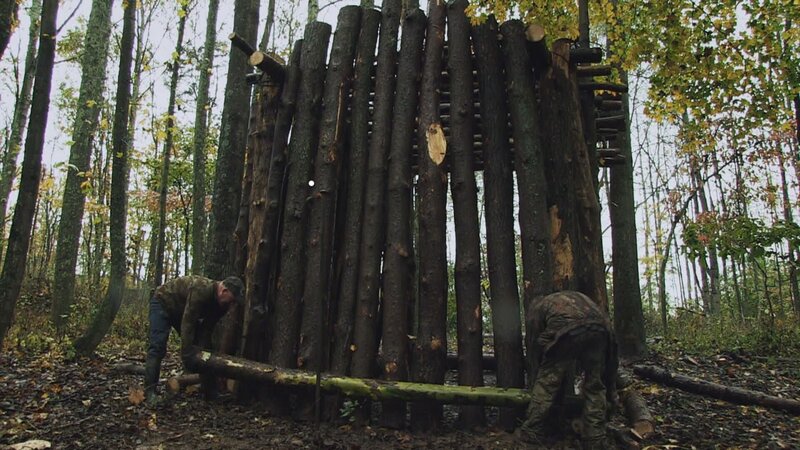 Zwei Menschen arbeiten mit Holz in einem Wald – Bild: AnimalPlanet