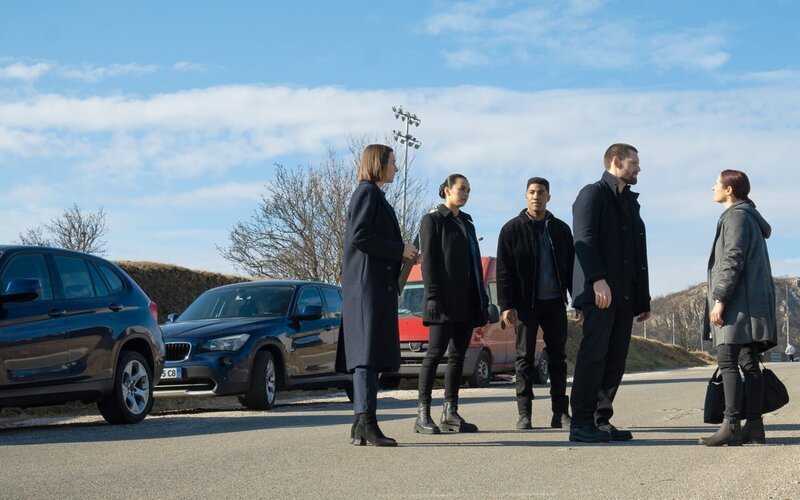 Christiane Paul als Europol Agent Katrin Jaeger, Vinessa Vidotto als Special Agent Cameron Vo, Carter Redwood als Special Agent Andre Raines und Luke Kleintank als Special Agent Scott Forrester. – Bild: Nelly Kiss /​ Paramount