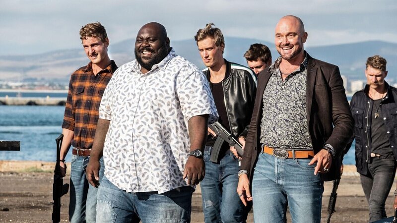 Jack Carter (Faizon Love, 2.v.l.) und Wittings (Garth Collins) Die Verwendung des sendungsbezogenen Materials ist nur mit dem Hinweis und Verlinkung auf RTL+ gestattet. – Bild: RTL /​ Universal Studios