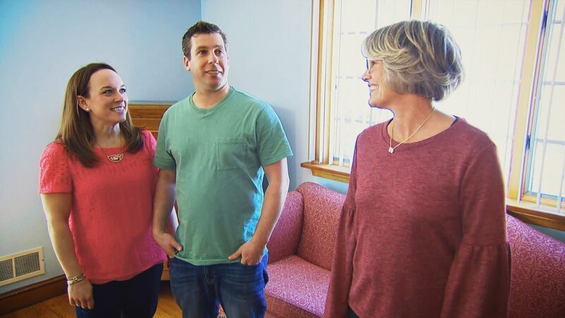 Aimee und Alex wollen ihre enge Stadtwohnung hinter sich lassen und suchen ein Haus in einem Vorort von Boston. Die Maklerin ist Alex’ Mutter, die sich auf die Suche nach einem klassisch-eleganten Haus mit dunklem Parkett macht. Doch die Umbauten decken einige Überraschungen auf, die das Konzept des Paares durcheinander bringen. Geduld ist gefragt! – Bild: HGTV
