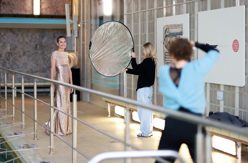 Jana (links) hatte Brustkrebs und musste ihre Brüste amputieren lassen. Sie posiert für ein Fotoprojekt. – Bild: MDR/​HR/​Bilderfest GmbH