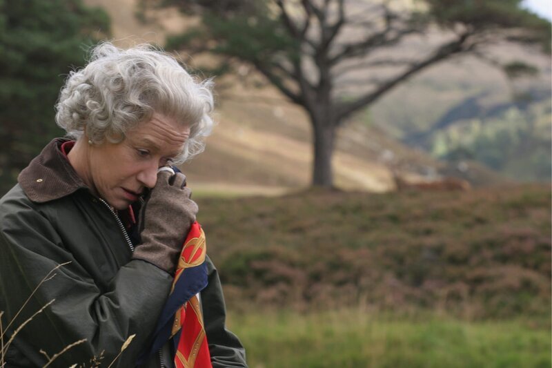 Die Queen sucht ein bisschen Ruhe in der schottischen Natur. Dabei gehen ihr das Schicksal eine kapitalen Hirschbocks sowie die Ereignisse in London sehr nahe. – Bild: Sky Atlantic