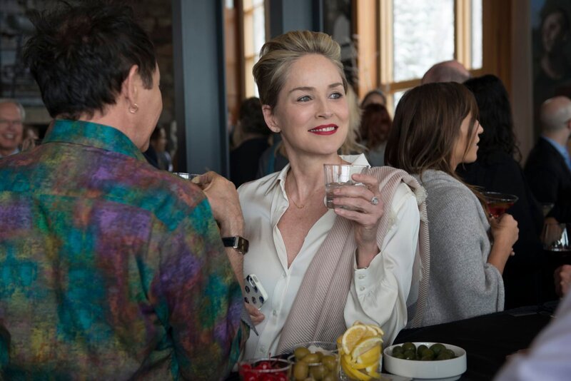 L-R: JC Schiffer (Paul Reubens) Olivia Lake (Sharon Stone) – Bild: Sky
