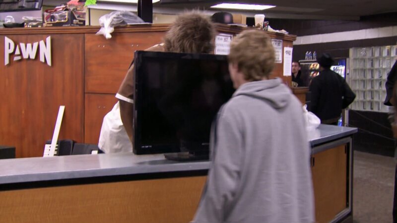 Äußerlich lässt sich Ashley nichts anmerken, doch tief drinnen brodelt es. Denn Karen läuft ihr an der Ladentheke den Rang ab. Wenn es darum ging, Ringe, Ketten und Armbänder an den Mann oder die Frau zu bringen, war Ashley bis dato die uneingeschränkte Nummer eins im „American Jewelry and Loan“. Doch die Zeiten ändern sich. Die neue Mitarbeiterin ist offenbar ein Naturtalent und glänzt in Detroit mit beeindruckenden Verkaufszahlen. Das passt der erfahrenen Konkurrentin gar nicht in den Kram. – Bild: Warner Bros. Discovery