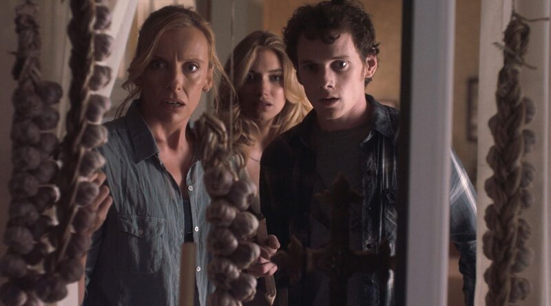 „FRIGHT NIGHT“ FN-031 Charley Brewster (Anton Yelchin, right), his mom Jane (Toni Collette, left) and girlfriend Amy (Imogen Poots, center) are terrorized by a bloodthirsty vampire in DreamWorks Pictures’ horror film “Fright Night.†Directed by Craig Gillespie, “Fright Night†is produced by Michael De Luca and Alison Rosenzweig. ©DreamWorks II Distribution Co., LLC.  All Rights Reserved. – Bild: DreamWorks II Distribution Co., LLC „FRIGHT NIGHT“ FN-031 Charley Brewster (Anton Yelchin, right), his mom Jane (Toni Collette, left) and girlfriend Amy (Imogen Poots, center) are terrorized by a bloodthirsty vampire in DreamWorks Pictures’ horror film “Fright Night.†Directed by Craig Gillespie, “Fright Night†is produced by Michael De Luca and Alison Rosenzweig. ©DreamWorks II Distribution Co., LLC.  All Rights Reserved. – Bild: DreamWorks II Distribution Co., LLC