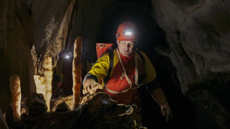 Prof. Dominik Fleitmann und sein Team setzen auf Stalagmiten, um das Rätsel um die biblische Sintflut wissenschaftlich zu lösen. – Bild: Fabien Spuck