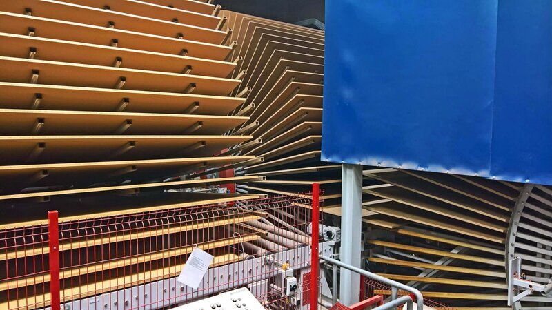 Aus den gefällten Stämmen werden in mehreren Produktionsschritten Spanplatten gepresst, aus denen wiederum die einzelnen Küchenmodule gefertigt werden. – Bild: WeltN24 GmbH Aus den gefällten Stämmen werden in mehreren Produktionsschritten Spanplatten gepresst, aus denen wiederum die einzelnen Küchenmodule gefertigt werden. – Bild: WeltN24 GmbH