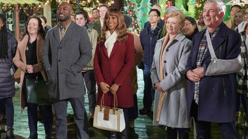 Wie jedes Jahr versammelt sich ganz Willowbrook, um dabei zu sein wenn die Lichter des großen Tannenbaums angestellt werden. Dr. Zoey (Holly Robinson Peete, mi.) erkennt die Herzlichkeit der Stadt und ist überrascht, wie schnell sie sich dort zuhause fühlt. – Bild: Paramount Pictures