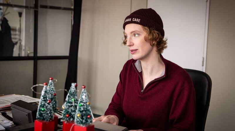 Kommen bei Linda Selb (Luise Wolfram) doch Weihnachtsgefühle auf? – Bild: Radio Bremen/​Claudia Konerding