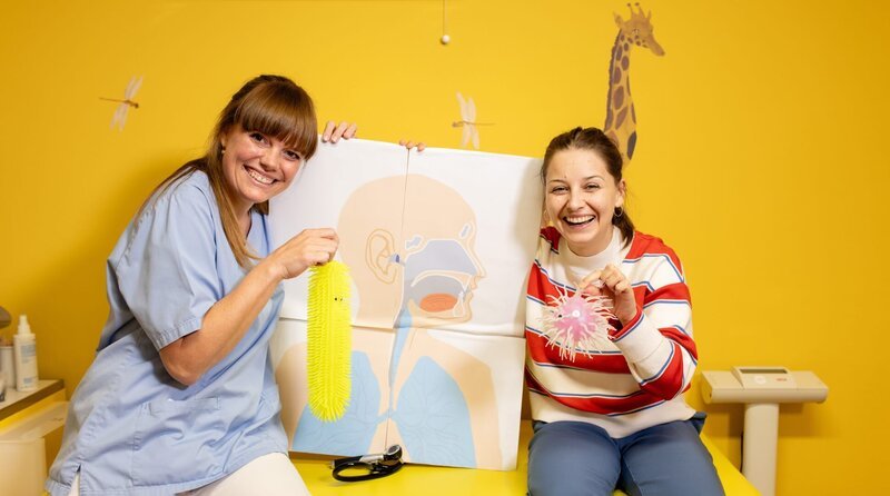 Checkerin Marina (rechts) checkt mit Kinderärztin Julia, warum wir uns erkälten. – Bild: BR/​megaherz gmbh/​Hans-Florian Hopfner