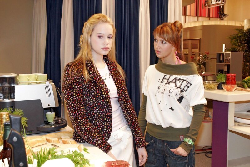 Kim empfindet ihre Arbeit im Catering als erniedrigend. Hannah empört über sich über das Gejammer. – Bild: SAT.1 /​ Monika Schürle