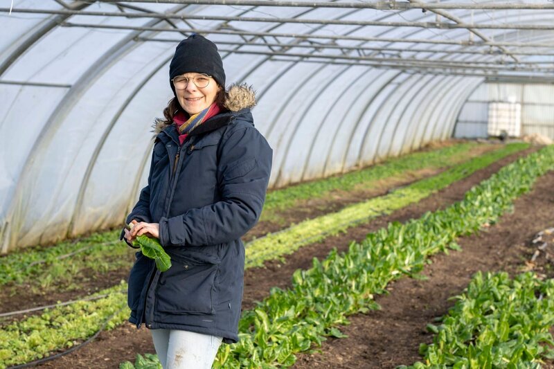 Gastgeberin Anja Pötting im Gewächshaus der Solawi. – Bild: Melanie Grande /​ BR, megaherz gmbh