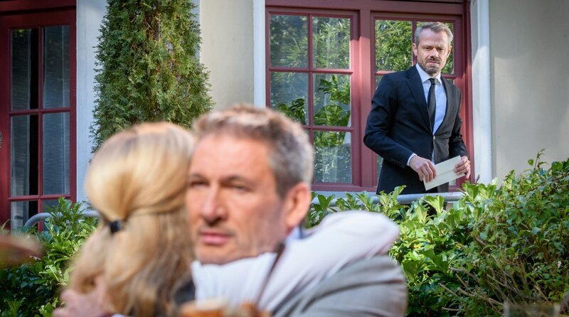 Eriks (Sven Waasner, r. hinten) Eifersucht wird angestachelt, als er Yvonne (Tanja Lanäus, l. vorne) und Christoph (Dieter Bach, r. vorne) in einer vermeintlich innigen Umarmung sieht. – Bild: ARD/​WDR/​Christof Arnold