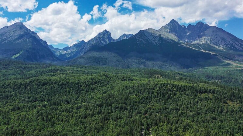 Die Hohe Tatra gilt als kleinstes Hochgebirge Europas – mit Gipfeln bis zu 2.700 Metern hoch. – Bild: NDR/​TELLUX-Film GmbH/​Till Lehmann