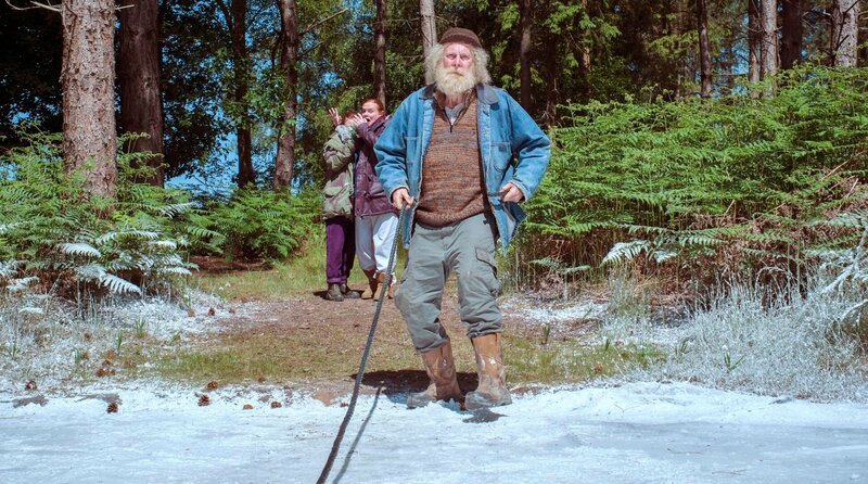 Jim Bracknell (David Threlfall) rettet seinem Erzfeind Eddie Wells das Leben. – Bild: ARD Degeto Film/​SISTER & All3Media International/​Matt Squire