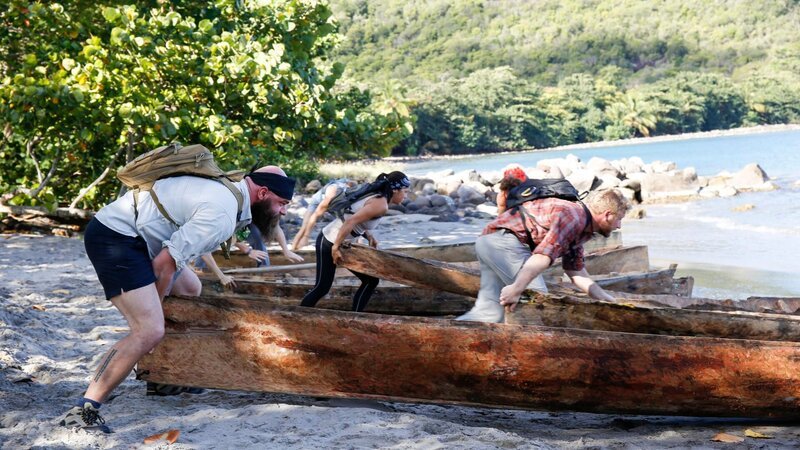 Brandon, Maria, Tim Olson und Derek schieben Kanus ins Wasser. – Bild: Carrie Lederer